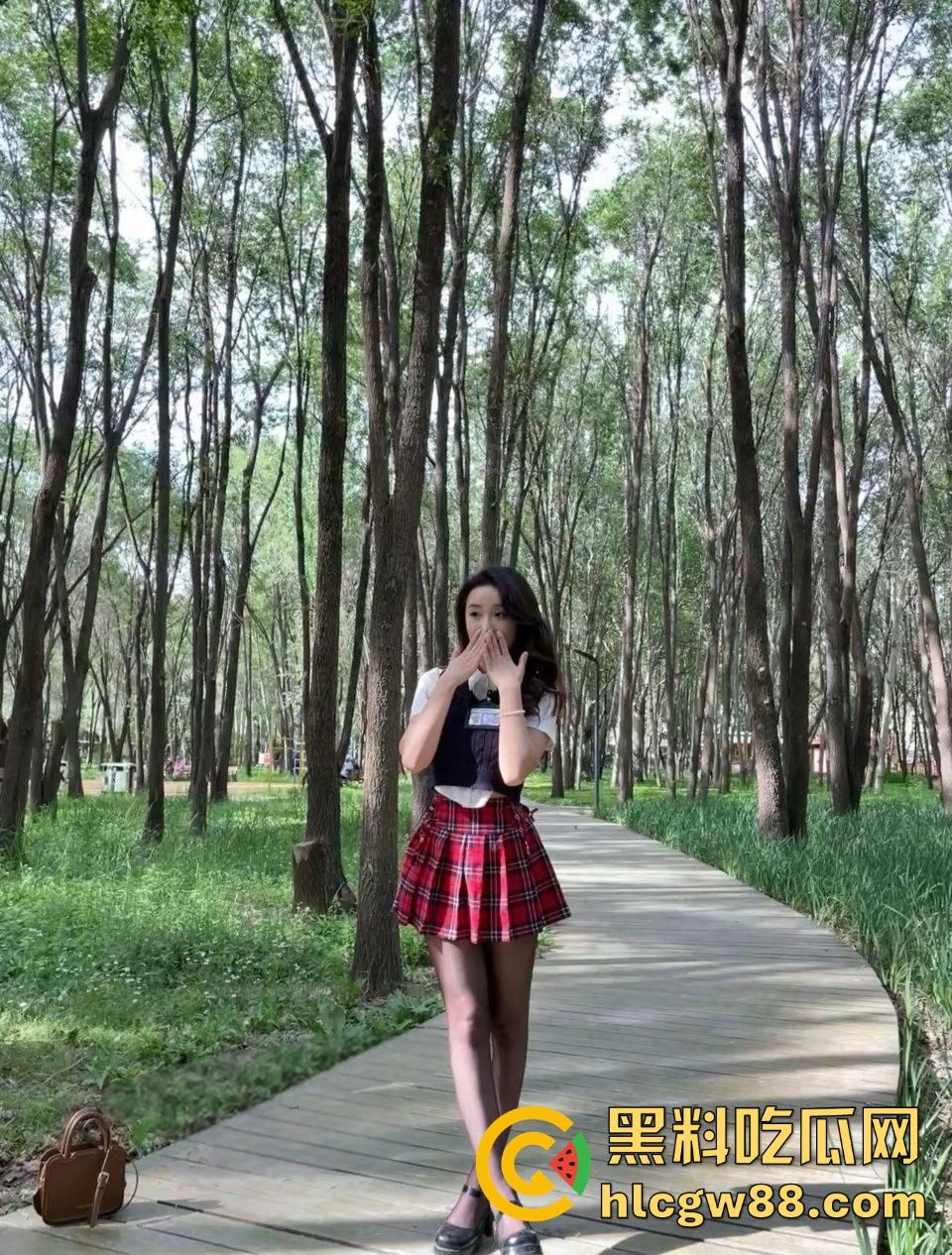 内蒙古包头轻工技术学校【王静】下海搞黄，网友裸聊私下约炮视频曝光，制服黑丝诱惑女王，乖乖女变床上尤物！-2