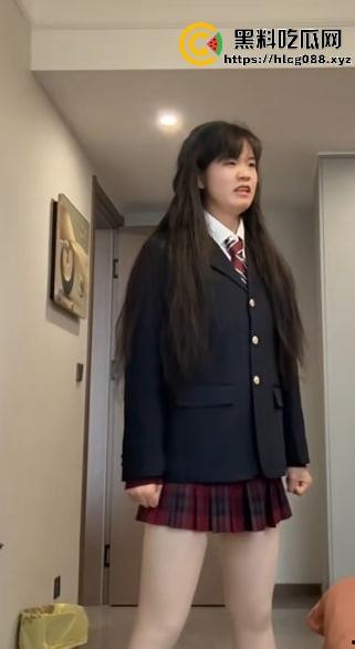 抖音200万粉网红【郭咩咩】直播割腕血喷三丈，菜刀剁手腕吓傻舔狗，甜妹秒变疯批杀人魔！-7