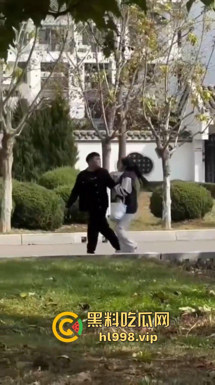 大连庄河大学城惊现校服女引发血案！黑衣男被两学生哥误会暴揍，女子都拦不住！-5