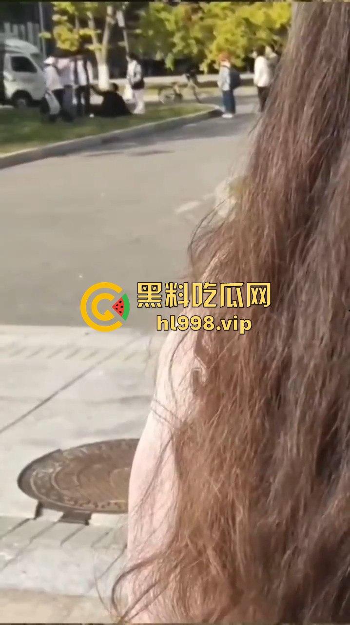 大连庄河大学城惊现校服女引发血案！黑衣男被两学生哥误会暴揍，女子都拦不住！-6