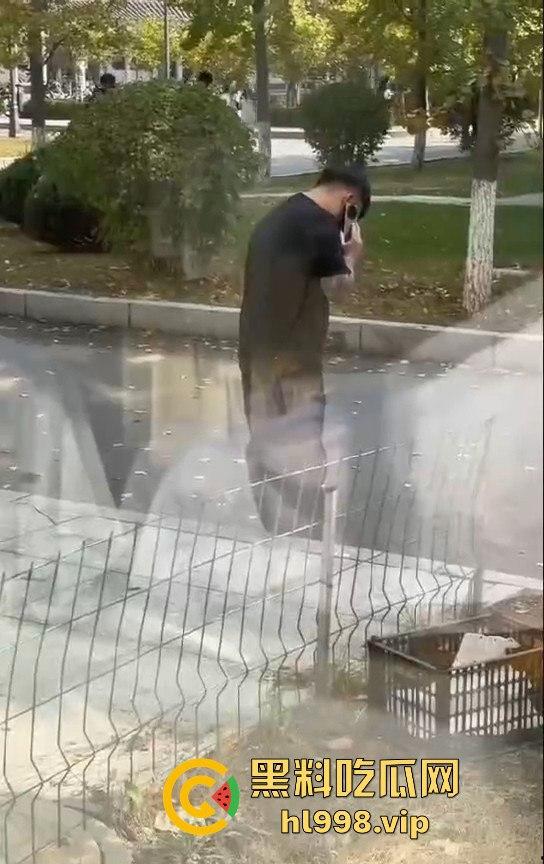 大连庄河大学城惊现校服女引发血案！黑衣男被两学生哥误会暴揍，女子都拦不住！-7