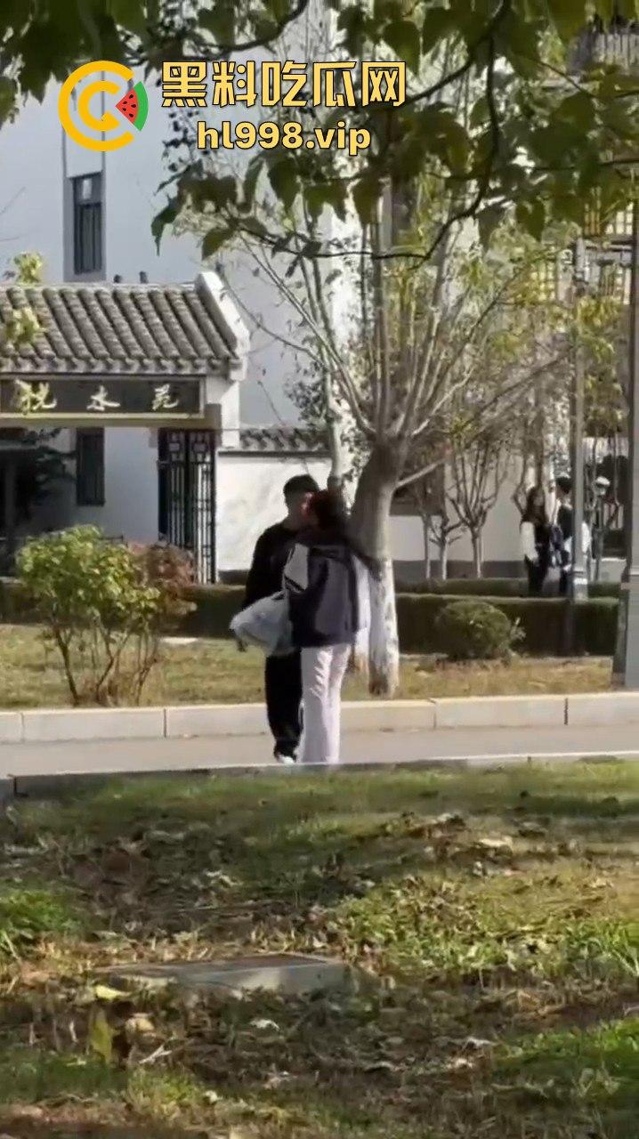 大连庄河大学城惊现校服女引发血案！黑衣男被两学生哥误会暴揍，女子都拦不住！-13
