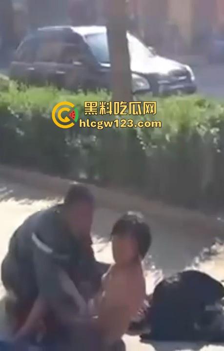 大爷大妈马路边激情做爱 被围观群众怼脸拍摄 吓的大爷连忙起身提裤子 大妈全裸状态还一脸懵逼！-8