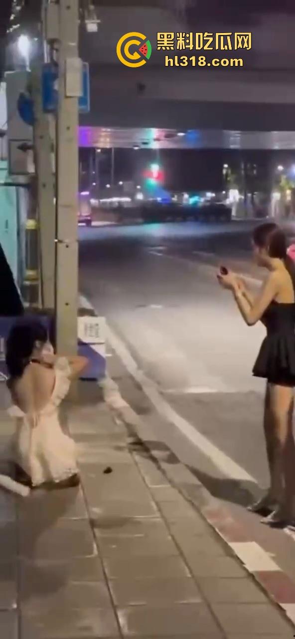 极品好闺蜜深夜路边户外露出调教,白嫩小母狗牵引沿路爬行,真听话是个好狗狗!-3