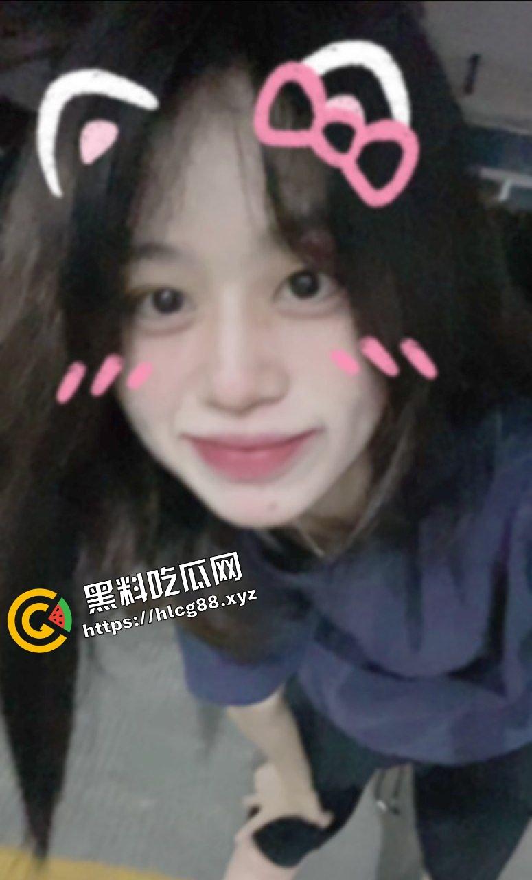 广东惠州电子厂清纯少女，下班了与18cm小混混在宿舍楼梯间刺激打飞机，涂满润滑油撸管！-1