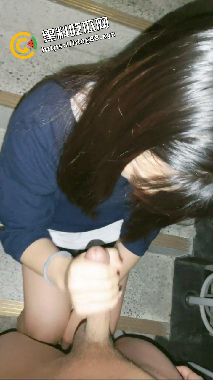 广东惠州电子厂清纯少女，下班了与18cm小混混在宿舍楼梯间刺激打飞机，涂满润滑油撸管！-5