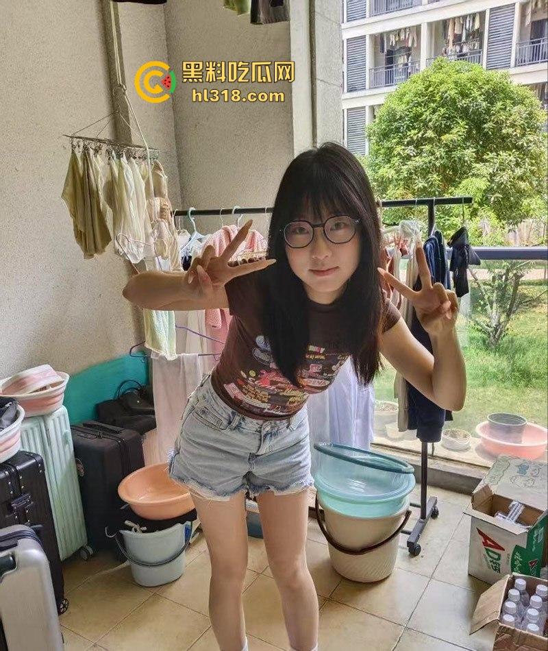 宁波大学【李鸣鸣】文艺眼镜妹揉穴自慰，反差蝴蝶逼惊喜见人，甜美呻吟诱惑无比，裸聊视频被曝光！-2
