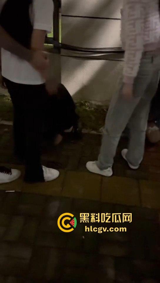 广西精神小妹霸凌两小仙女！暴露男友位置惹祸，小仙女被堵墙角皮带抽，场面真是狠得不行！-3