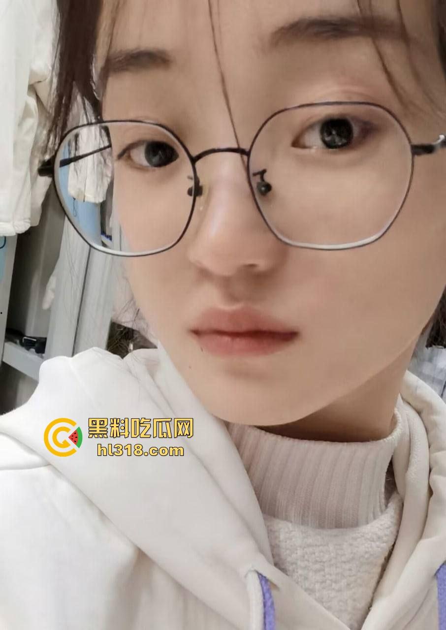 四川师范学院学生妹【胡心怡】露脸性爱视频流出，白嫩娇躯前凸后翘，眼镜学妹化身淫荡母狗！-1