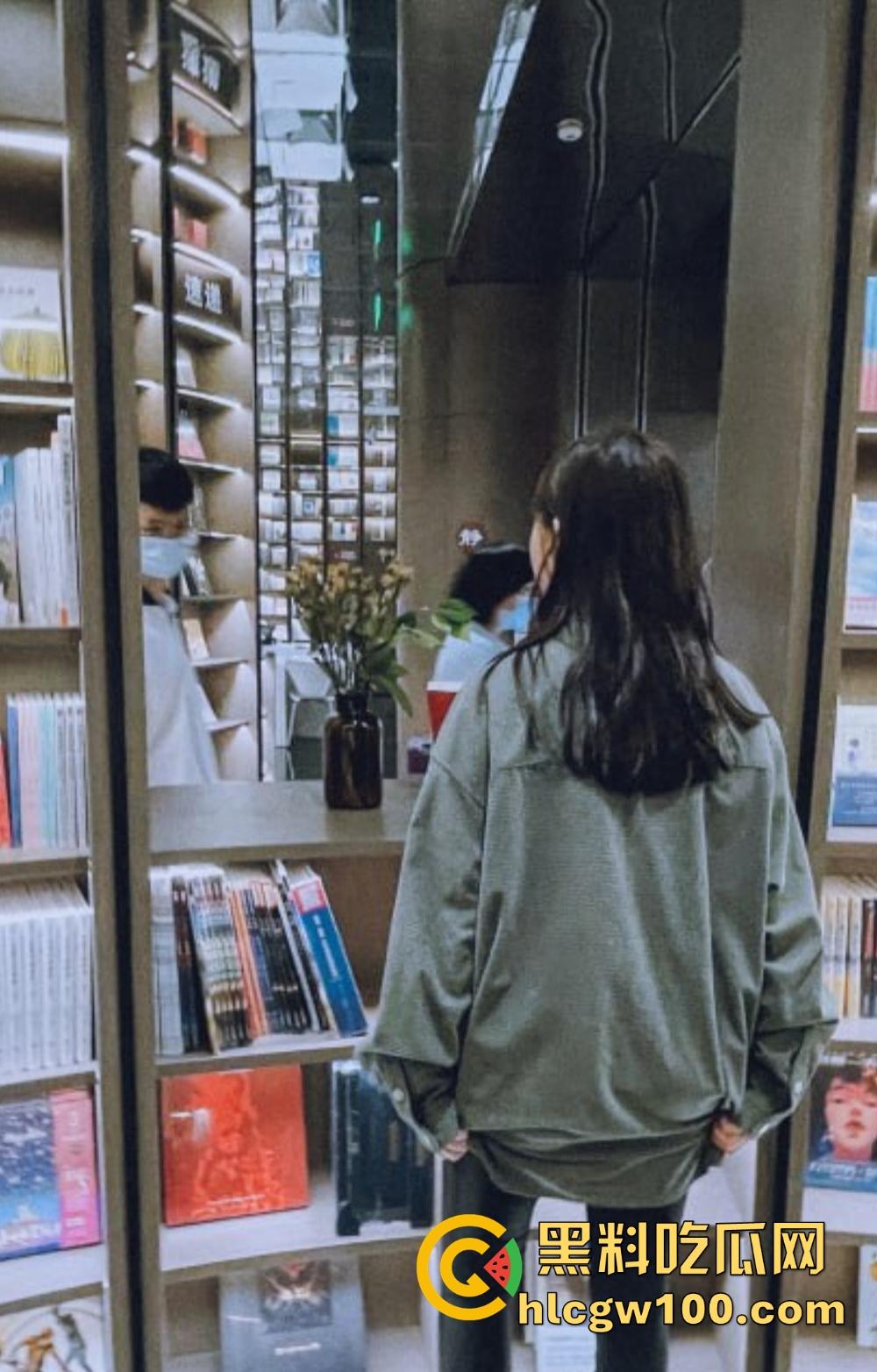 硬核绿帽玩家的骚操作，娇妻孕期成了肉体尤物，乳汁润滑胸推群P，玩到人尽皆知！-10