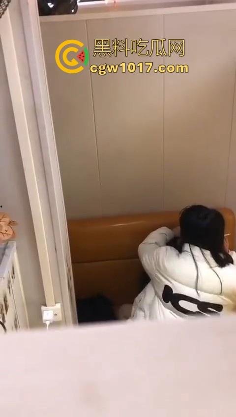 情侣奶茶包间偷吃禁果，孤男寡女共处一室性瘾上头，直接脱裤子就是干，女上主动骑乘榨精，羡慕小哥！-5