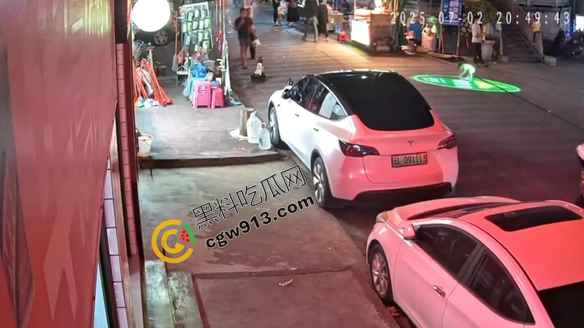 小童惨遭死亡车轮碾压！父母失职还是司机无辜？大理街头目睹令人心碎一幕-1