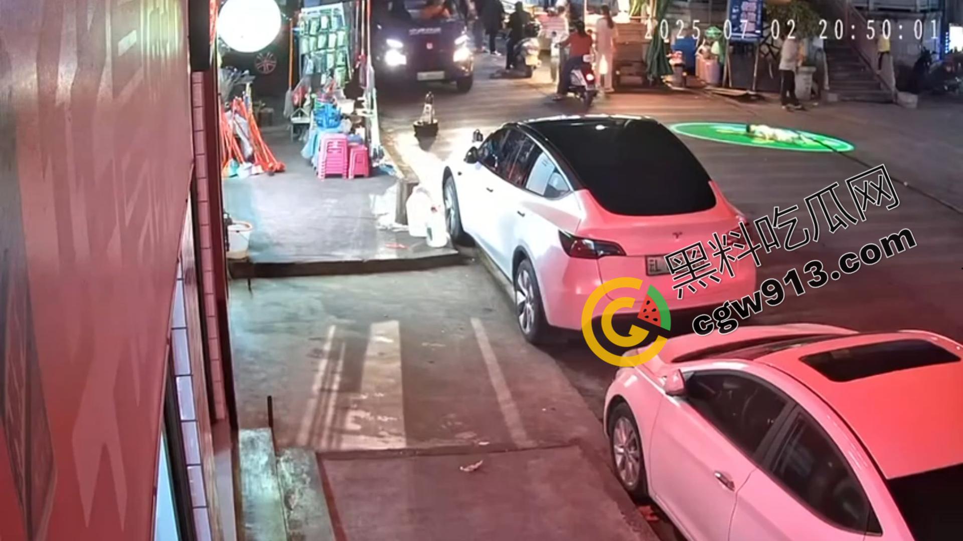 小童惨遭死亡车轮碾压！父母失职还是司机无辜？大理街头目睹令人心碎一幕-2