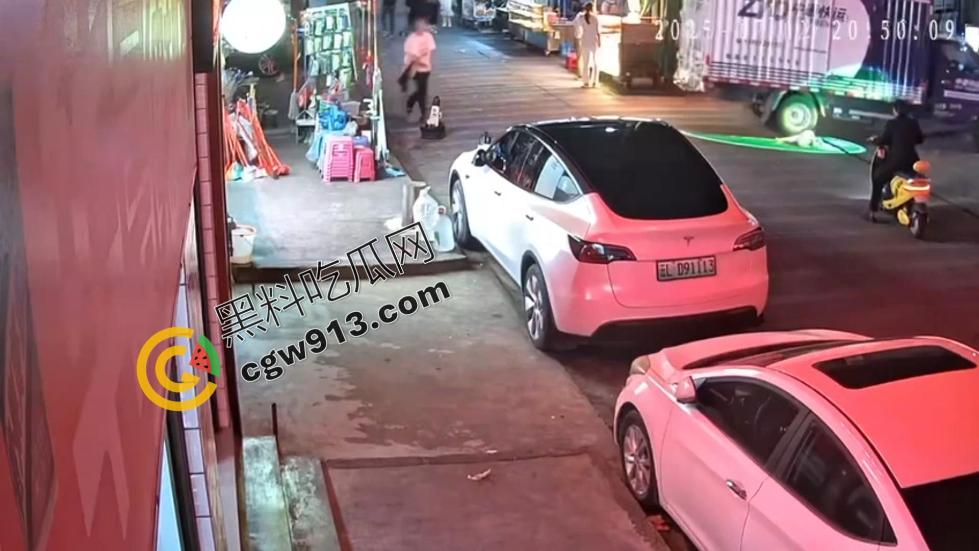 小童惨遭死亡车轮碾压！父母失职还是司机无辜？大理街头目睹令人心碎一幕-6