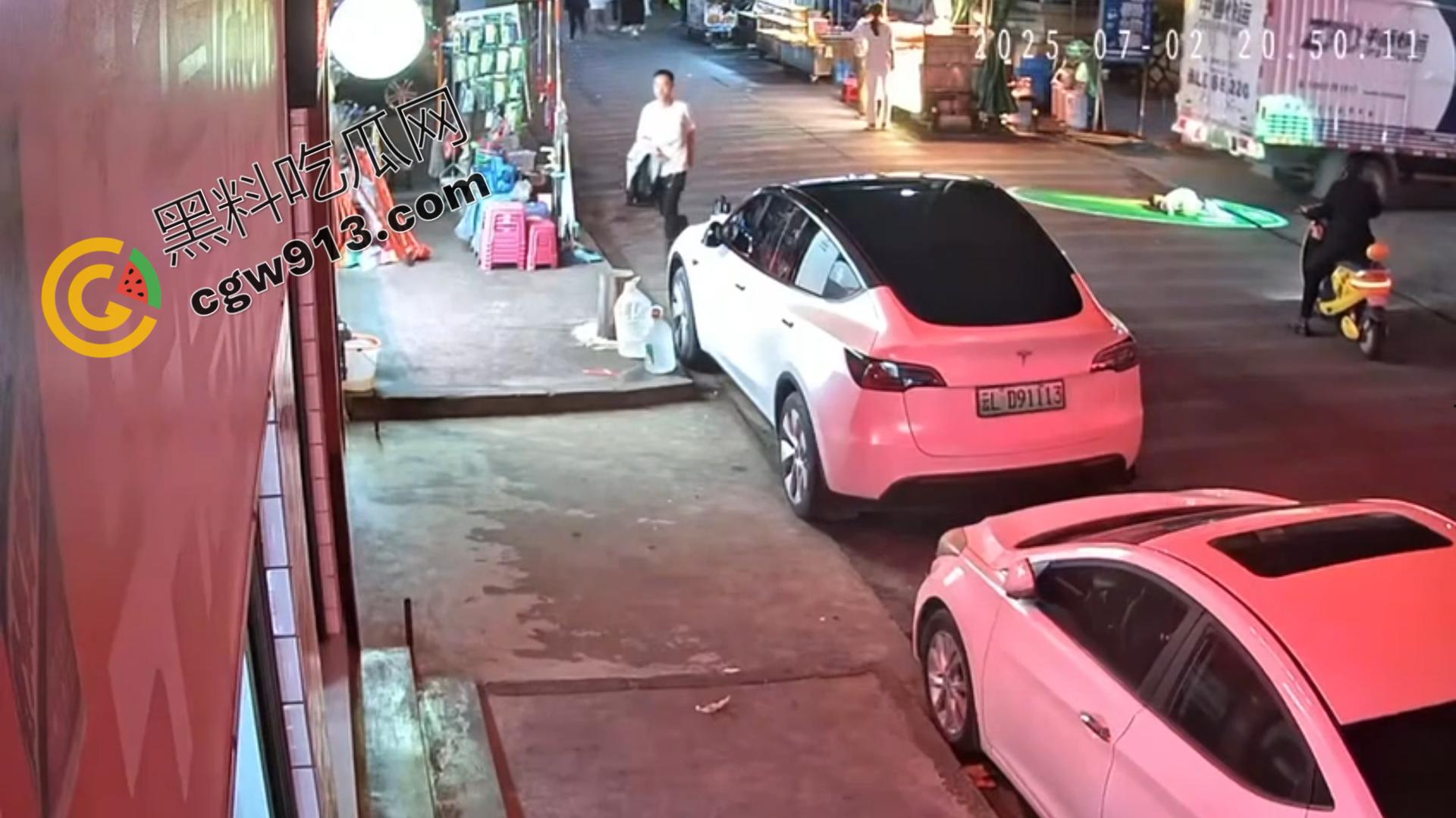 小童惨遭死亡车轮碾压！父母失职还是司机无辜？大理街头目睹令人心碎一幕-7