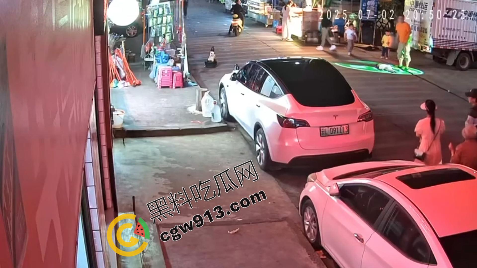 小童惨遭死亡车轮碾压！父母失职还是司机无辜？大理街头目睹令人心碎一幕-8