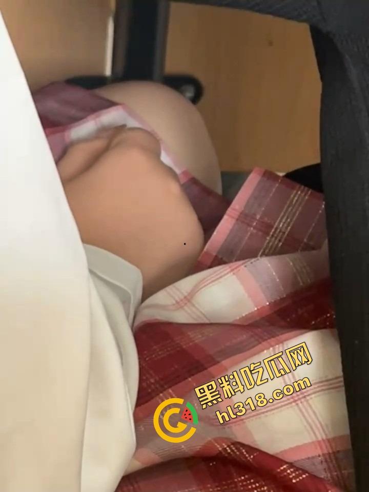 工商大课堂情侣上演当众扣逼，女的一边听课一边夹腿呻吟，逼水湿透凳子，老师讲高数她在学生物！-14