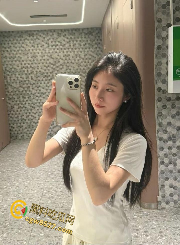 长沙师范大学【徐雯雯】，与前任约炮被男友发现，性感美腿白的发亮，嘴叼内裤淫骚自慰，娇喘呻吟无比诱人！-4