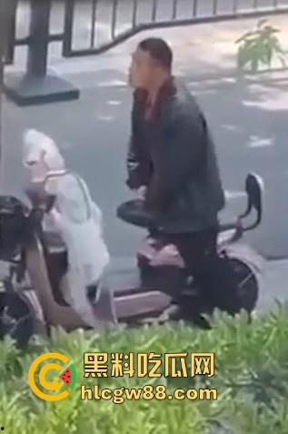 炸裂！男子公共场合操电瓶车  粉色的 一看就是女神骑的 这是靠近女神最近的一次！-2