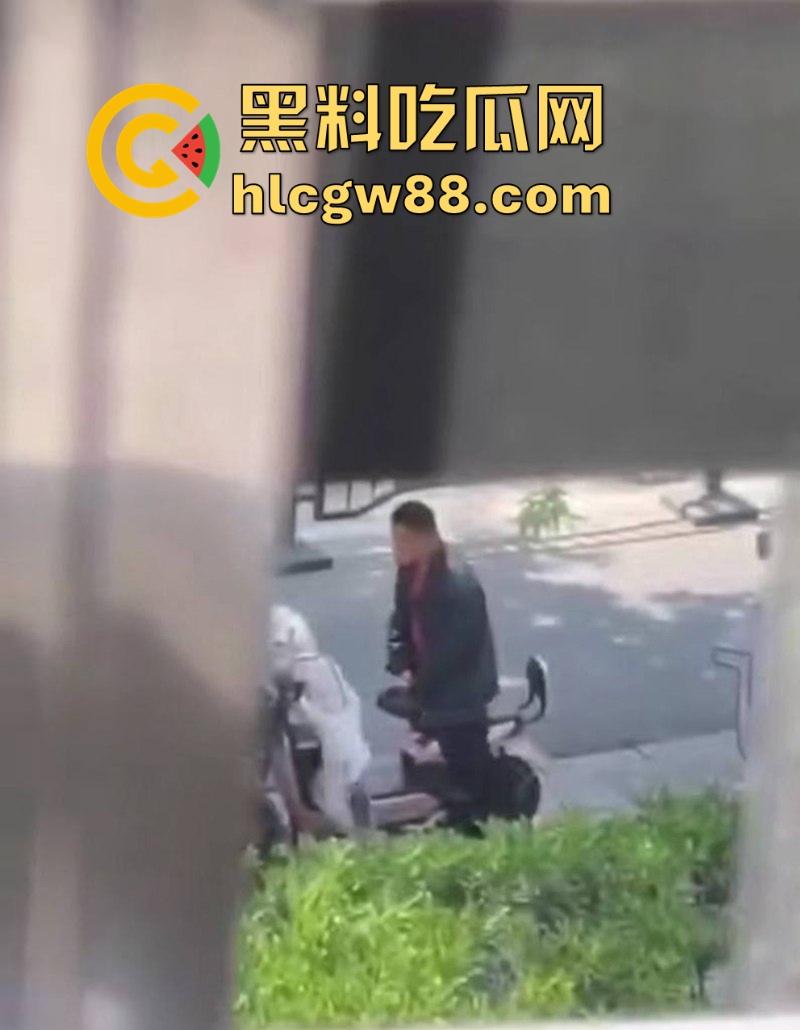 炸裂！男子公共场合操电瓶车  粉色的 一看就是女神骑的 这是靠近女神最近的一次！-5