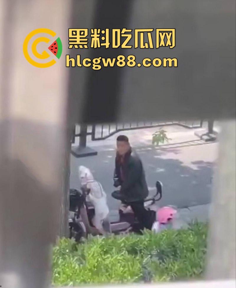炸裂！男子公共场合操电瓶车  粉色的 一看就是女神骑的 这是靠近女神最近的一次！-7