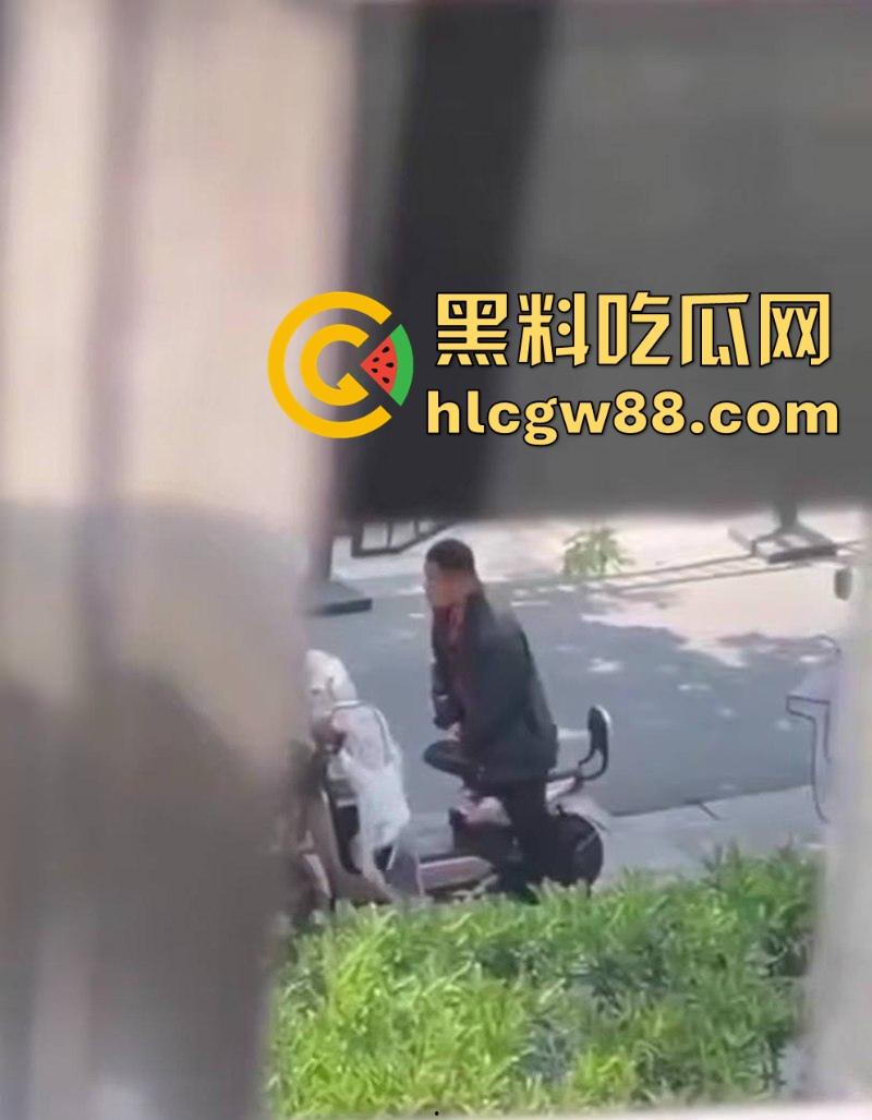 炸裂！男子公共场合操电瓶车  粉色的 一看就是女神骑的 这是靠近女神最近的一次！-8