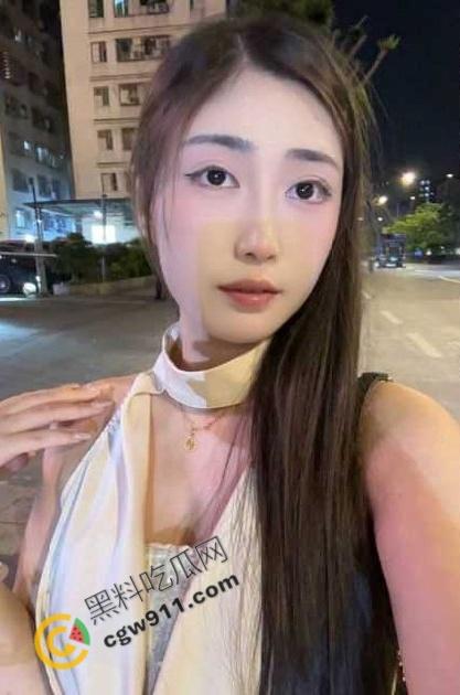 叔嫂乱伦！偷情不锁门叫床被表妹发现，对镜跪舔，后入内射，精液喂进嘴里，淫荡乱伦激情无限-2