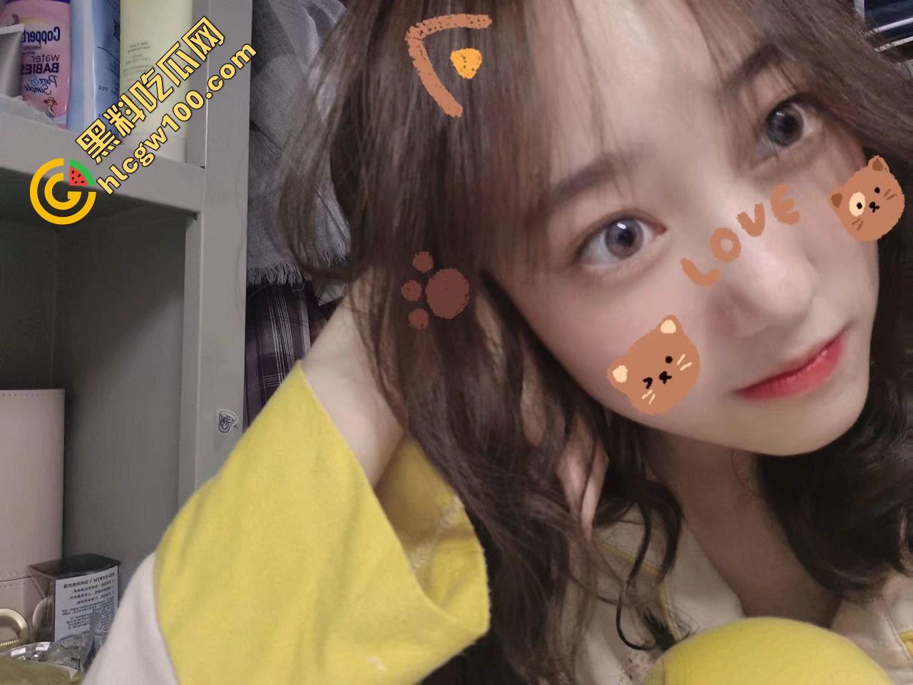 浙江外国语学院贫乳少女【张娜】，清纯外表内心放荡，花式骑乘放肆淫叫尽显放荡本性-16