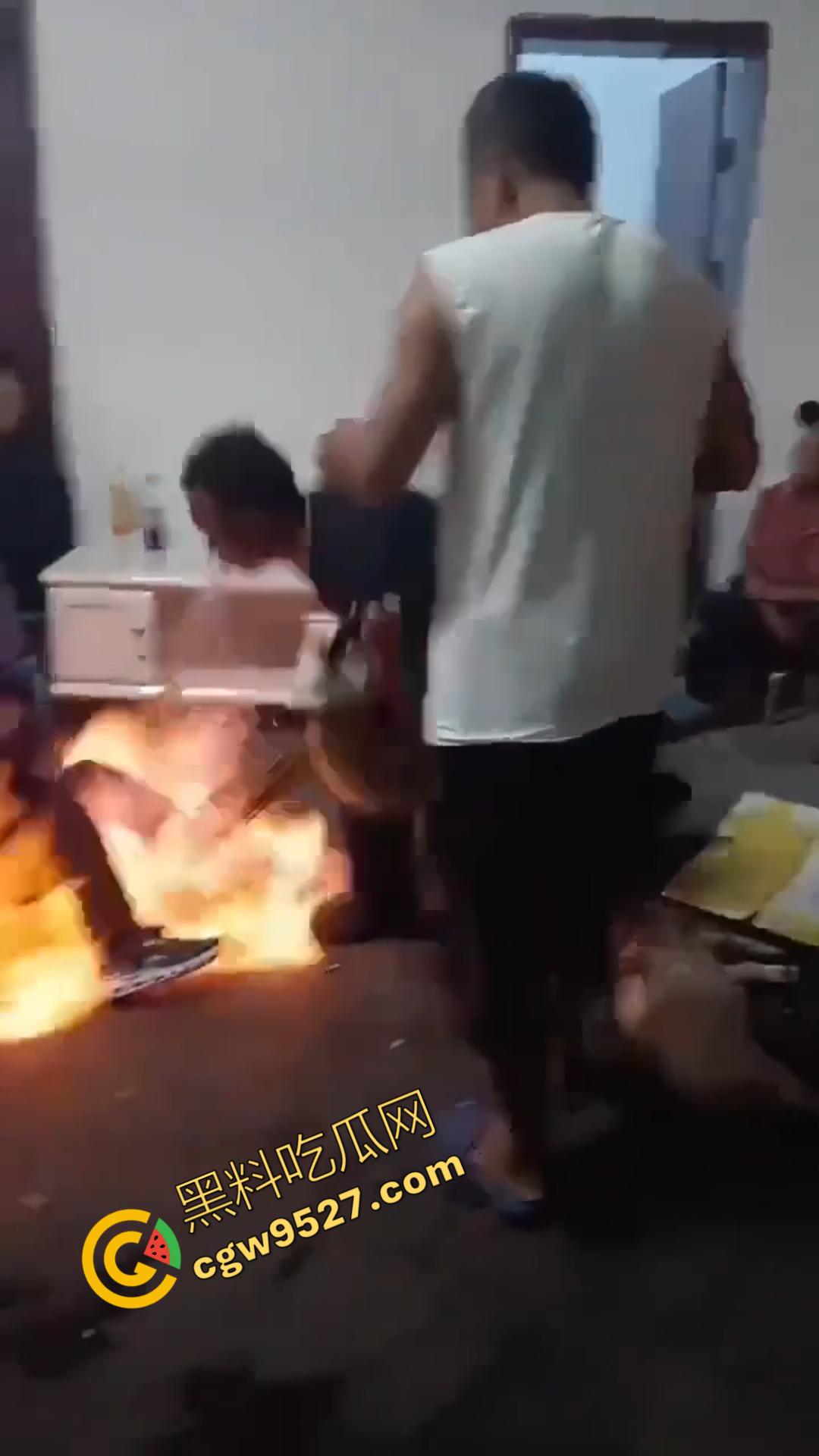 乡村驱邪术！大妈现场驱邪惊魂，法师施法令众人瞠目，大妈惨遭玩坏，众人瞠目结舌-4