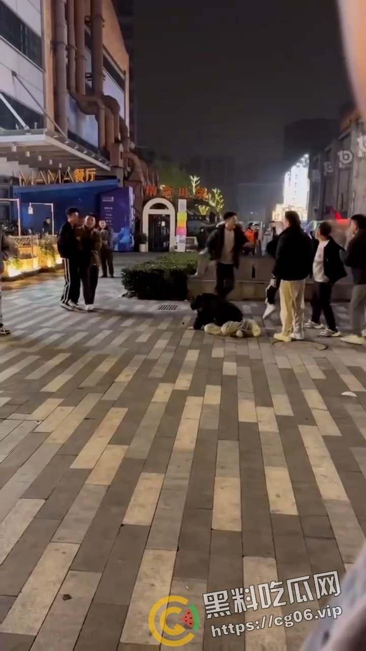 成都男同混战！原配0捉奸1和小三0  打架场面犹如妇女撕逼 这就是gay们的战斗力吗-7