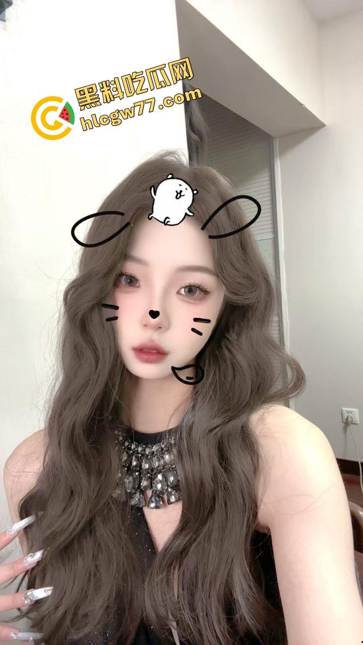 内蒙古赤峰空姐【王雪】婚内被包养，人妻身份挡不住浪逼本性，每次小哥出差就提前开房爽操一炮！-1