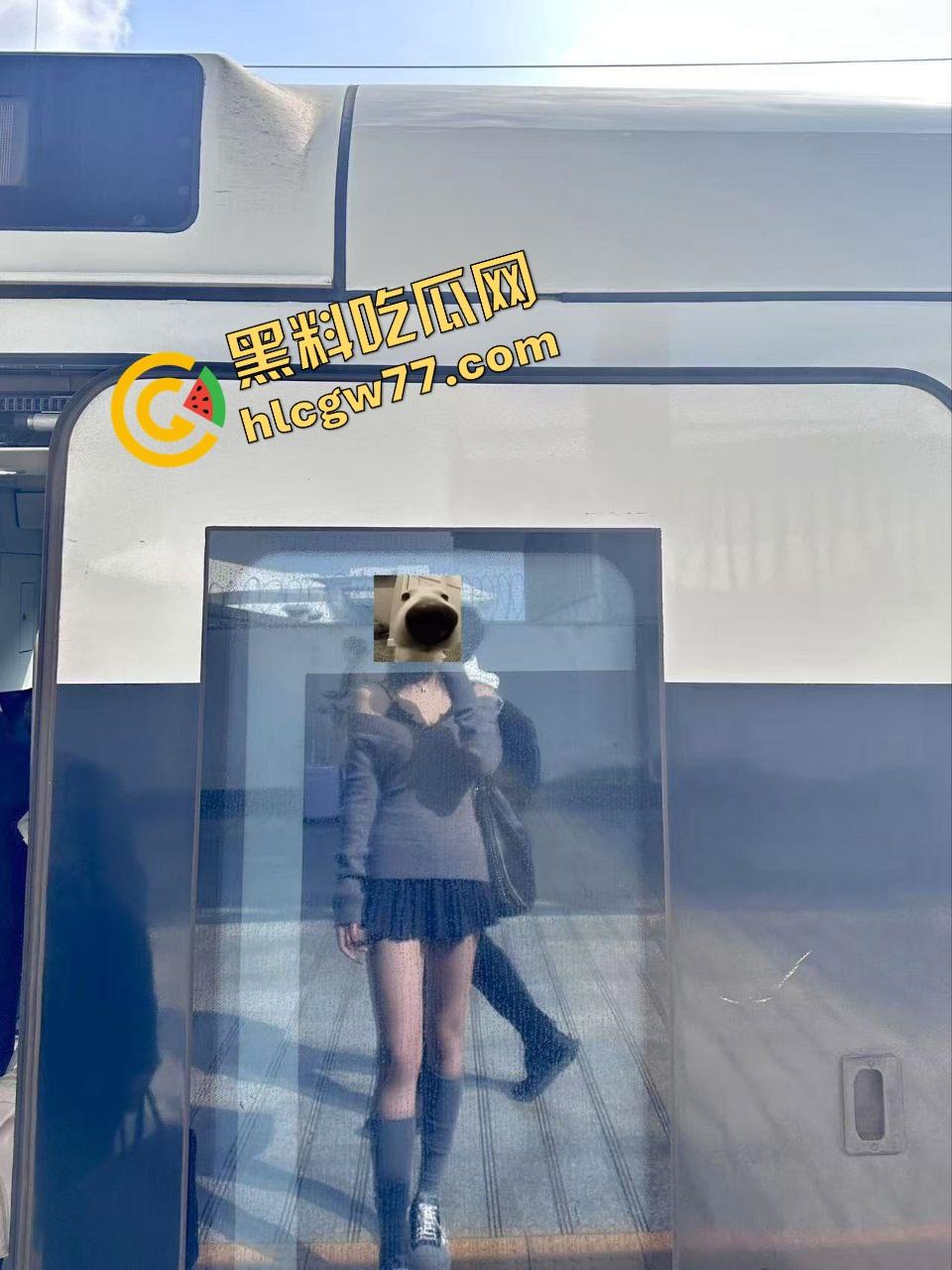 内蒙古赤峰空姐【王雪】婚内被包养，人妻身份挡不住浪逼本性，每次小哥出差就提前开房爽操一炮！-3