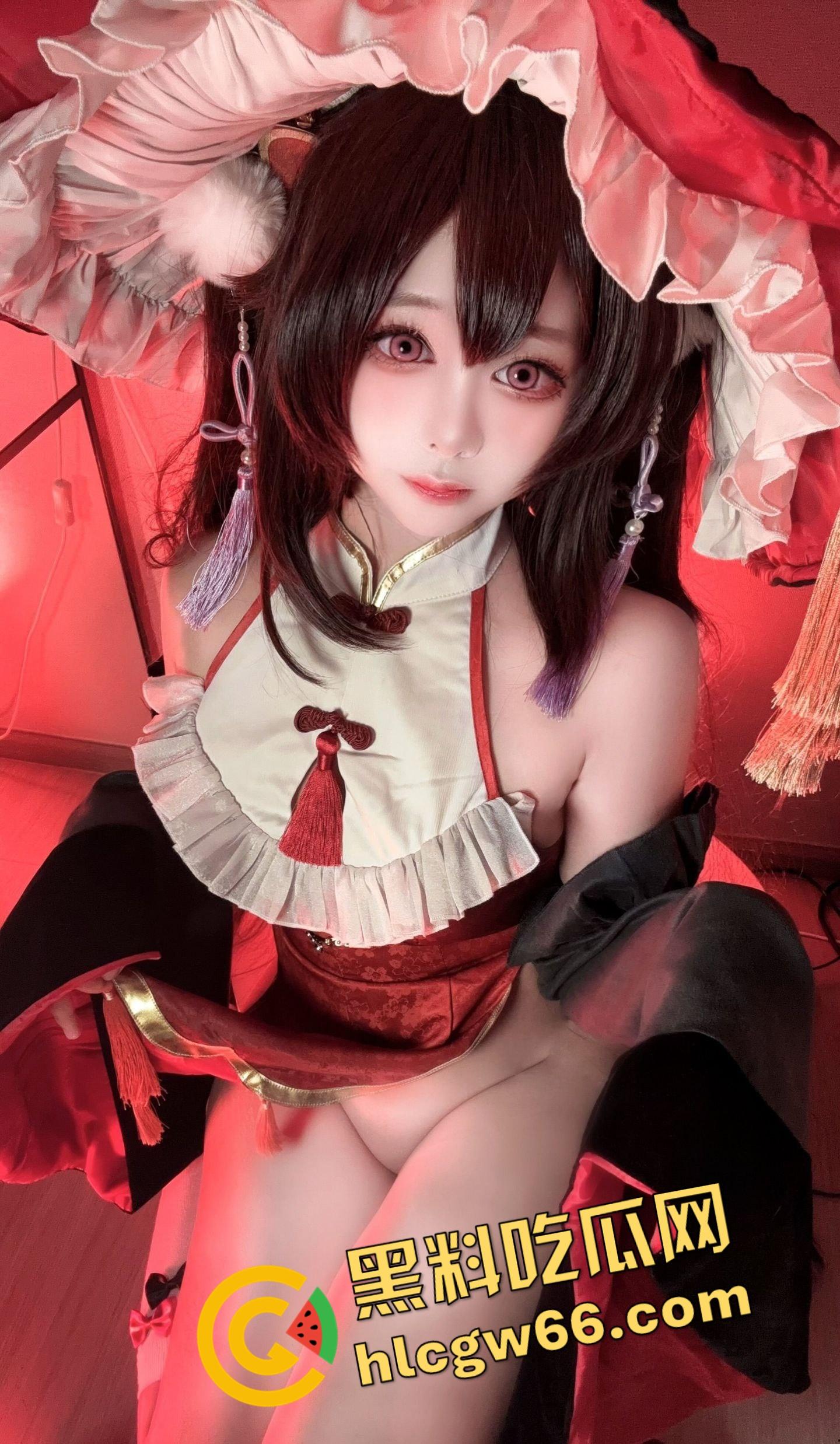 广州漫展COS圈疯批妹子，掰腿窗边榨精，操几下就射，事后还掰逼录像看精液流出来！-5