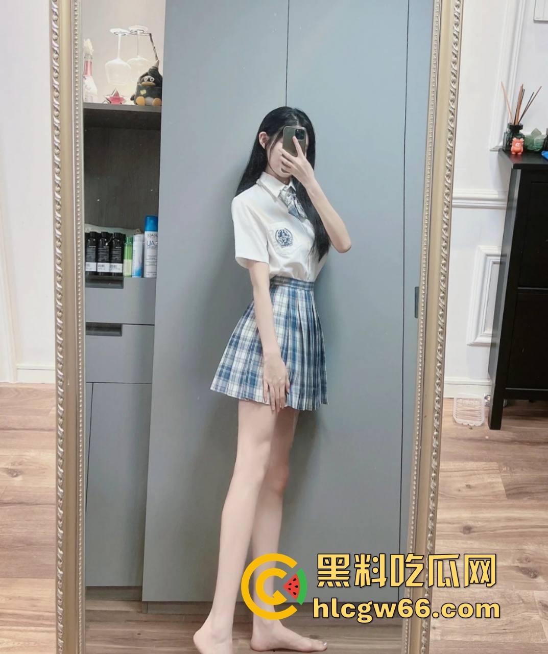 帝都5000买双飞两个学生妹轮番上阵伺候，干累了还能换口味，轮流骑互舔逼伺候得像皇帝爷！-3