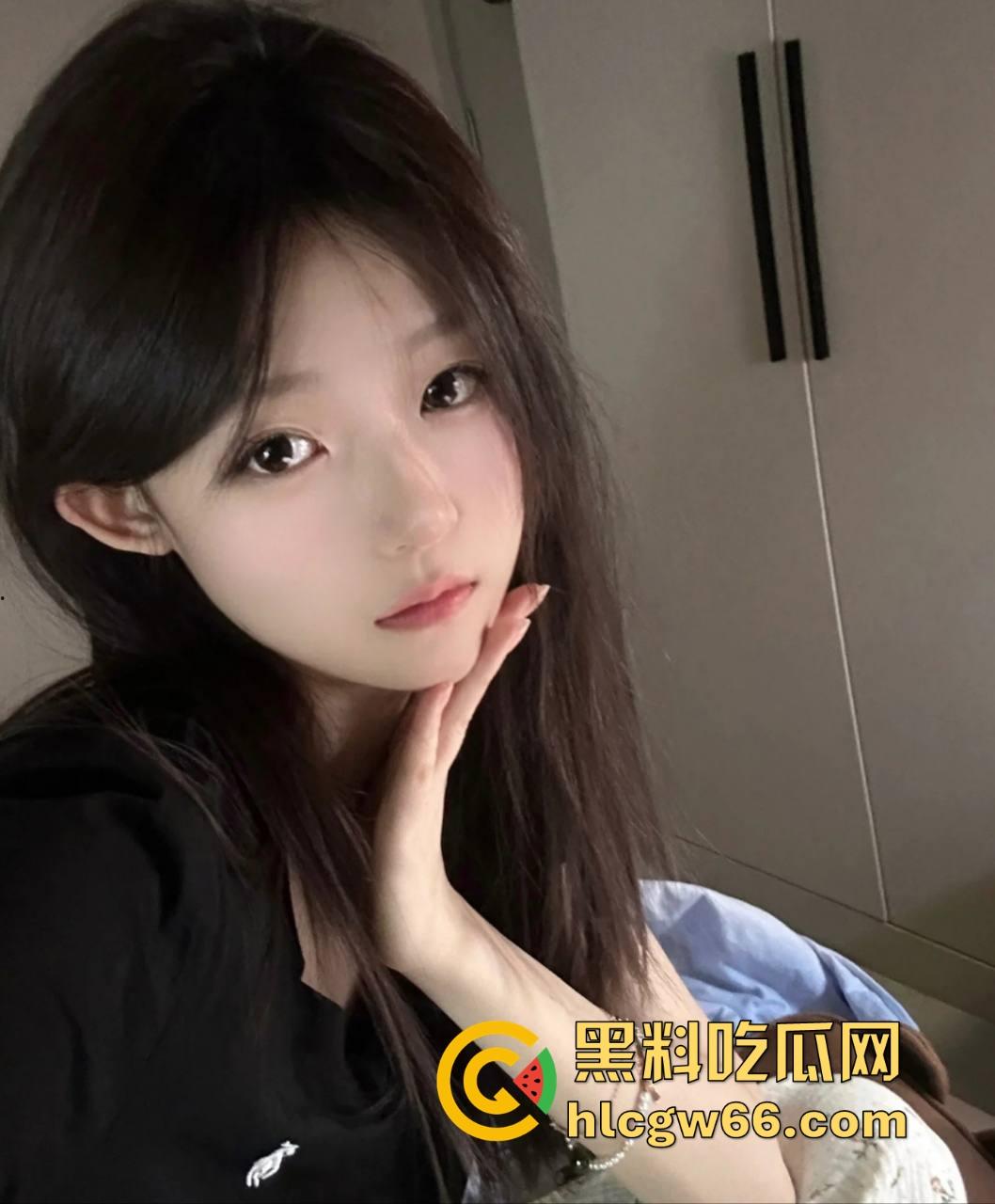 帝都5000买双飞两个学生妹轮番上阵伺候，干累了还能换口味，轮流骑互舔逼伺候得像皇帝爷！-4