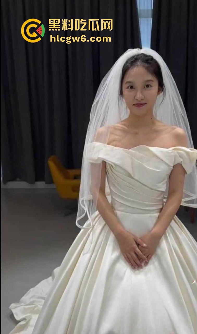 重榜黑料流出！！抖音600w粉丝网红【牟牟刘啊】早期自慰视频被渣男曝光，奶头还是粉色的。-5