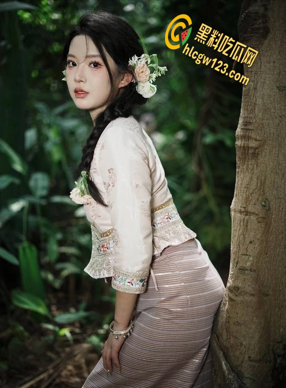 清纯江西女大学生变骚浪尤物！情趣装下美乳翘臀，床都被干塌了 !-1