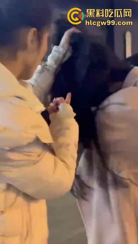 情人节你却非要当别人的情人 粉衣少妇勾搭00后弟弟被其女友抓获 原配强悍扯头发暴击！-2