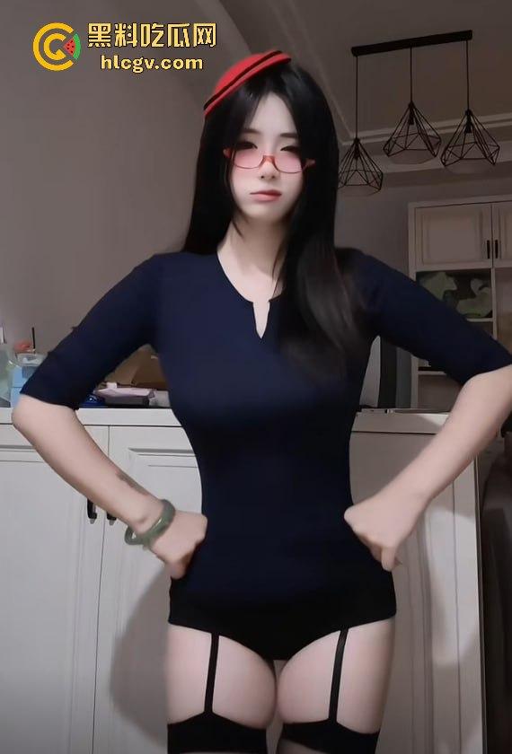 千万网红『听泉赏宝』高价约炮『冷酷的R』，聊天过程被闺蜜曝光吐槽泉哥鸡巴小、爱舔脚惹粉丝笑疯！-12