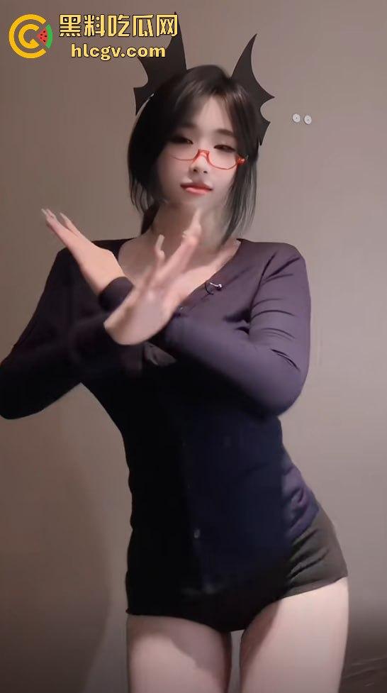 千万网红『听泉赏宝』高价约炮『冷酷的R』，聊天过程被闺蜜曝光吐槽泉哥鸡巴小、爱舔脚惹粉丝笑疯！-17