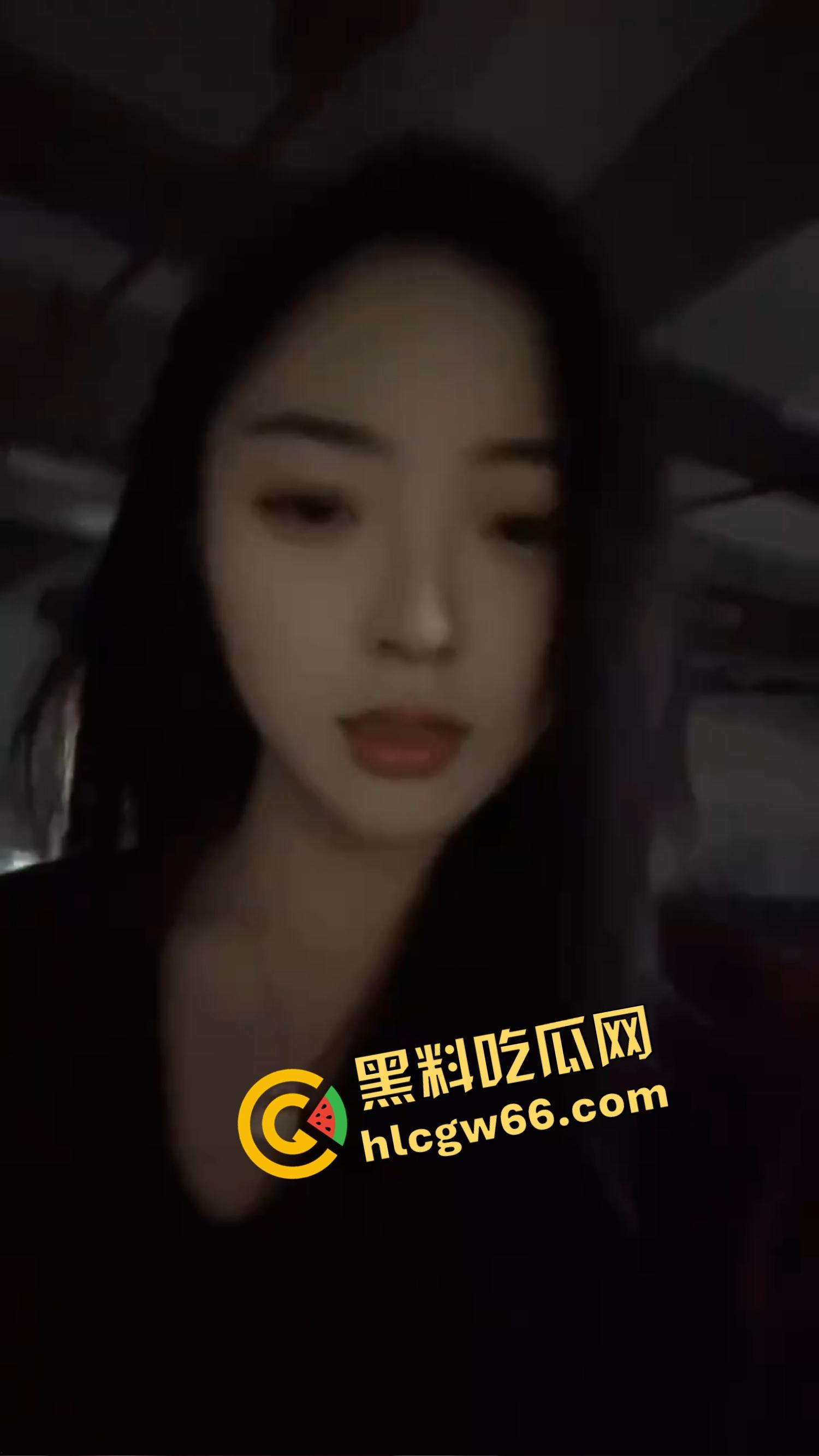 厦门老哥调教爱宠如母狗！街头穿情趣装趴地学狗叫，进男厕舔小便池，一边舔着还一脸享受！-3