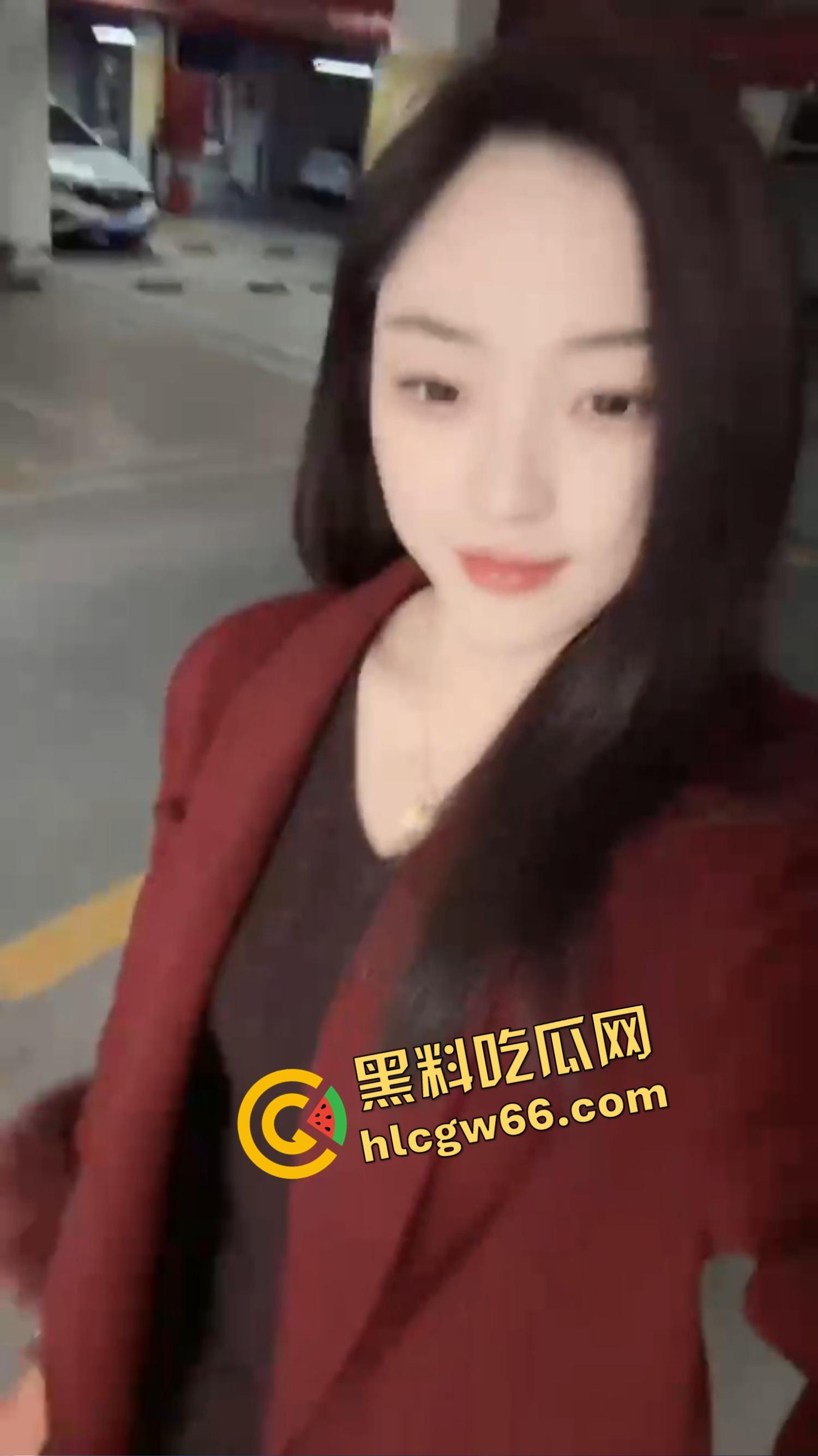 厦门老哥调教爱宠如母狗！街头穿情趣装趴地学狗叫，进男厕舔小便池，一边舔着还一脸享受！-4