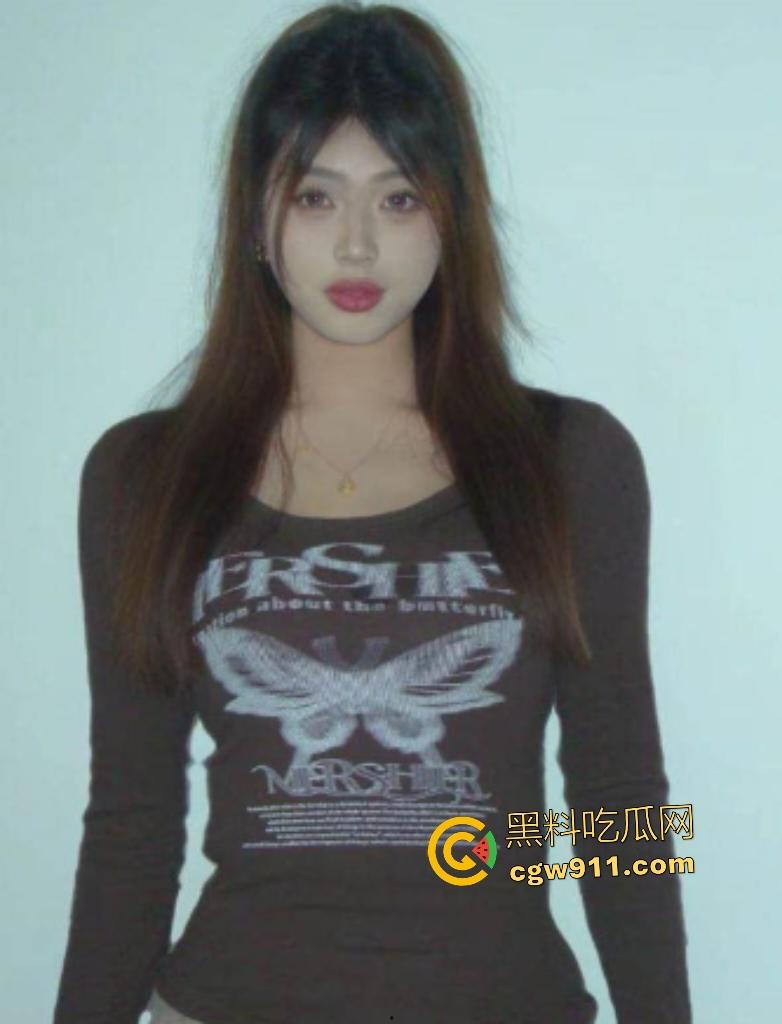 保定学院【刘莹莹】勾搭健身房学弟！极品嫩乳晃眼，跪地狂嗦巨屌榨精，骚嘴誓要吸干学弟鸡巴！-1