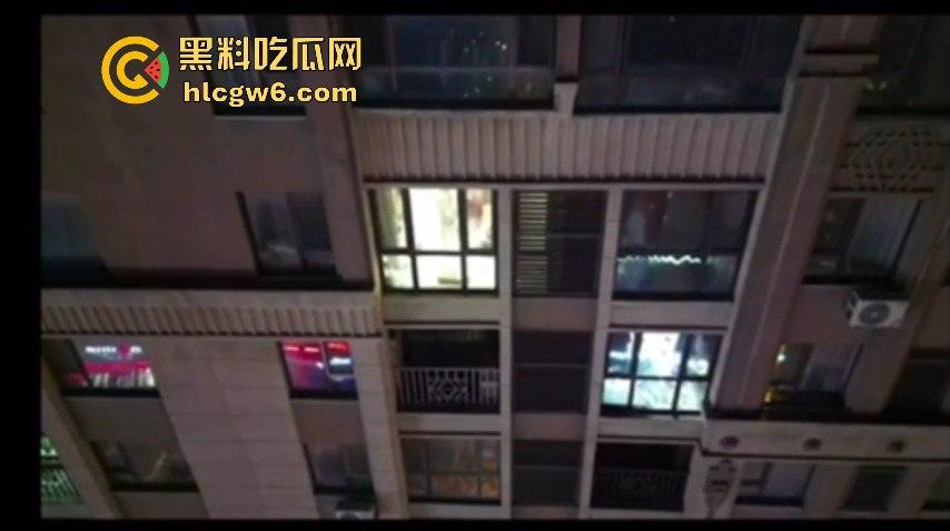 江苏南京市鼓楼区裸体大奶少妇欣赏了吗，瓜友用无人偷拍独守空房的裸装少妇看着很温柔舒服。-1
