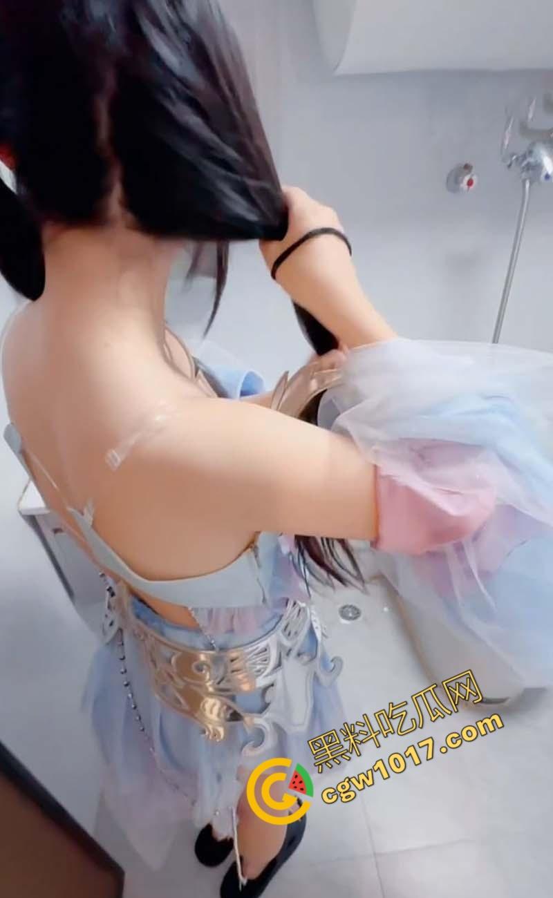 海角大神趁萝莉小表妹洗澡时后入爆操！表妹湿身诱惑，汁水四溅，淫欲四溢，淫叫不断-4