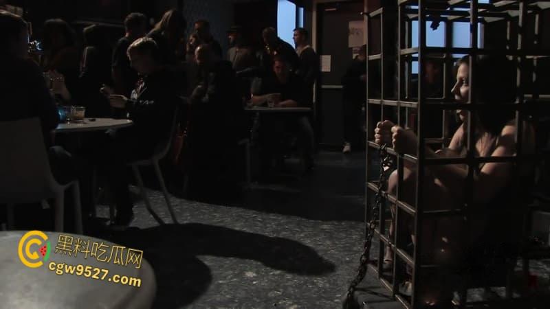 美国经典猎奇《性爱酒吧》，艳星BobbiStarr沦为囚禁母狗，被酒吧任人玩弄，享受明星的性感酮体 !-2