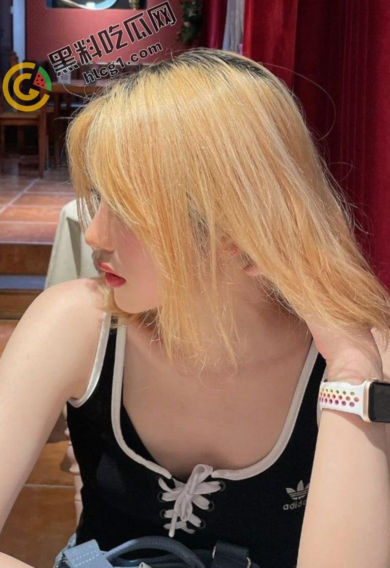 某论坛60RMB新品，拿起手机记录生活，网红美女泄密 露脸吃屌 粉色头发会加攻速嘛-2