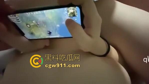 网恋半年的和平精英网友终于奔现啦!二话没说见面就是插,这妹子做爱期间也不浪费时间开一把!-9