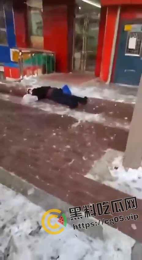 哈尔滨再现夺命冰溜子！屋顶凝结的巨大冰溜把路人头部直接刺穿 血溅了一米远 现场监控画面流出 太吓人了-2