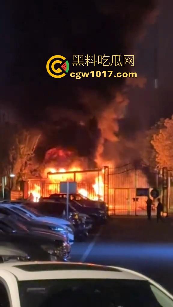 广东韶关碧桂园天玺湾，电动车充电自燃着大火，又是电动车着火，不管是在路上还是停车场真得离电车远点！-4